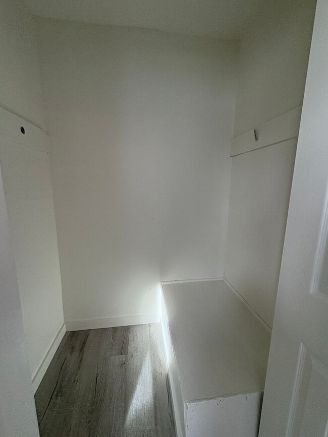 Building Photo - 2 Bedroom Across From McFerrin Park