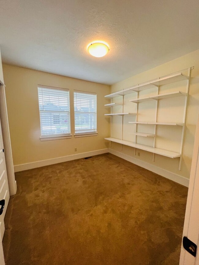 Building Photo - Newer Home - 3 Bedroom - 2 Bath - Hamilton