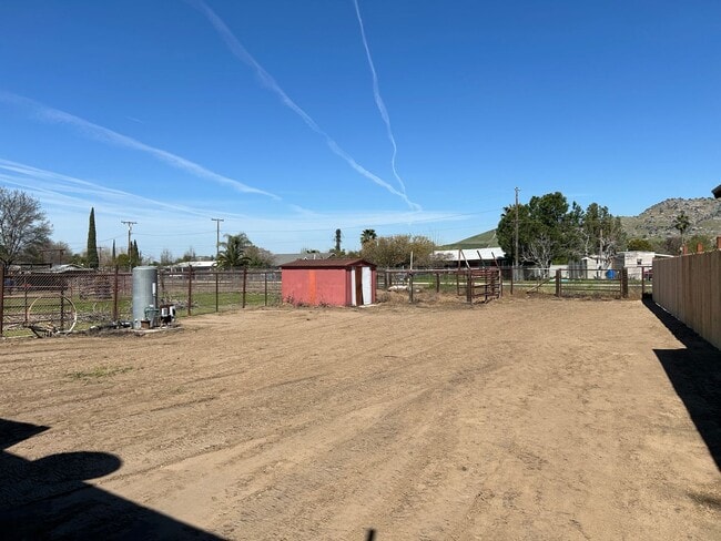 Building Photo - 2 bedroom, 1 bath home with lots of room inside and out.