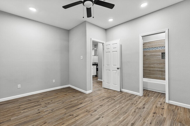 Building Photo - 221 N Bermuda St