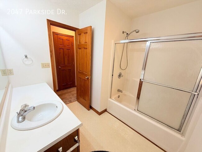 Building Photo - 2047 Parkside Dr