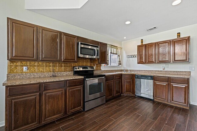 Building Photo - 8814 Pine Forest Dr