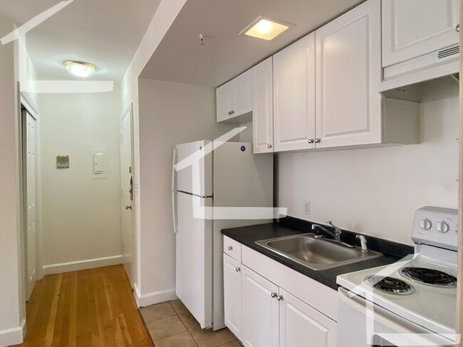 Building Photo - Spacious One Bed Right In Kenmore