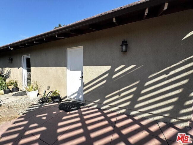 Building Photo - 1025 Don Robles Dr