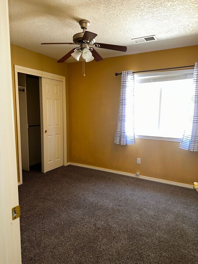 Building Photo - Northern Meadows Cutie!