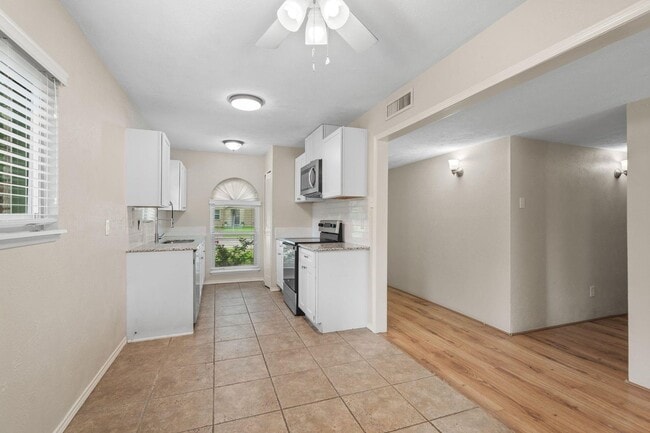 Building Photo - 5061 Amhurst Ln
