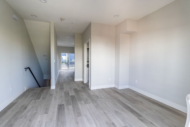 Building Photo - 5134 Riverton Ave