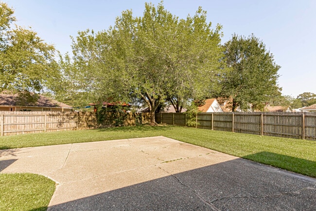 Building Photo - 13333 Parwood Ave