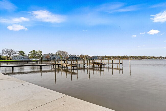 Building Photo - 807 Lake St