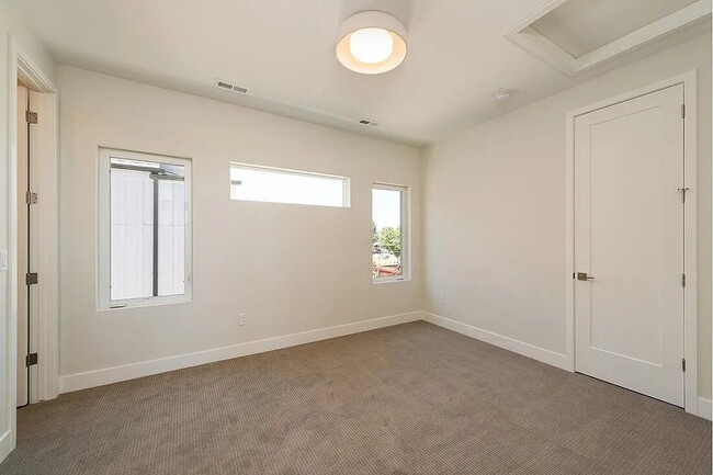 Building Photo - Modern 3 bed / 2.5 bed farmhouse townhome ...