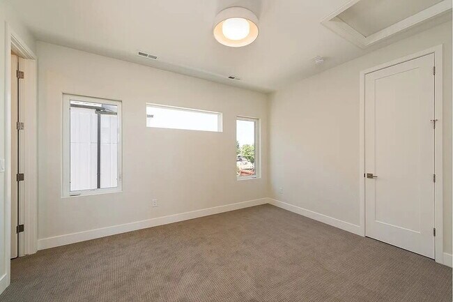 Building Photo - Modern 3 bed / 2.5 bed farmhouse townhome for rent