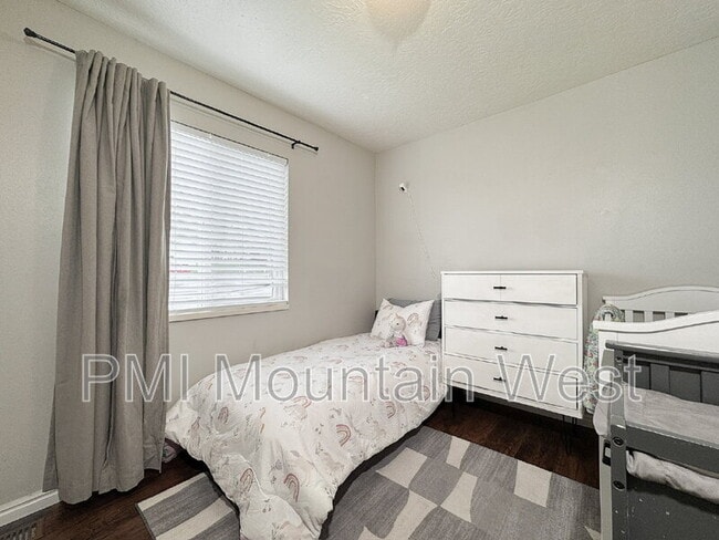Building Photo - 484 E 900 N