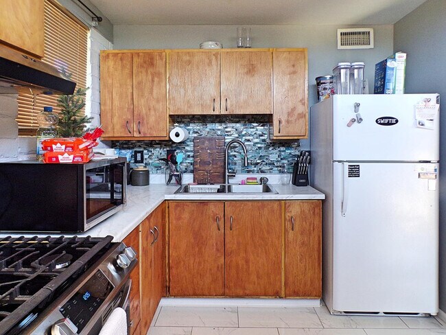 Building Photo - 4501 Pine Tree Dr