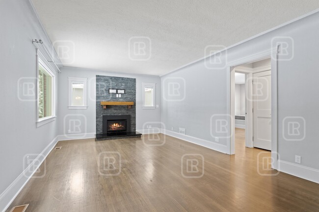 Building Photo - 414 W 29th Ave