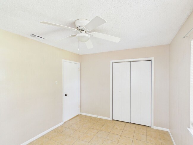 Building Photo - 328 Glenmoor Dr