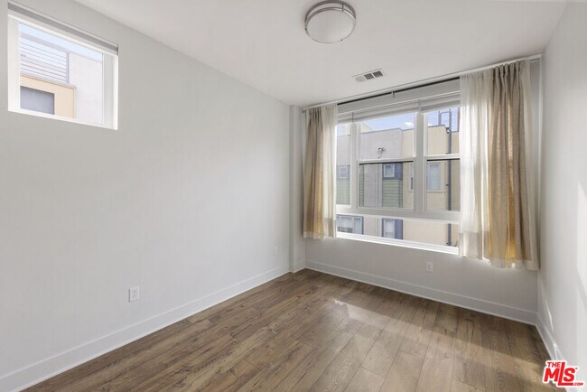 Building Photo - 2753 Waverly Dr