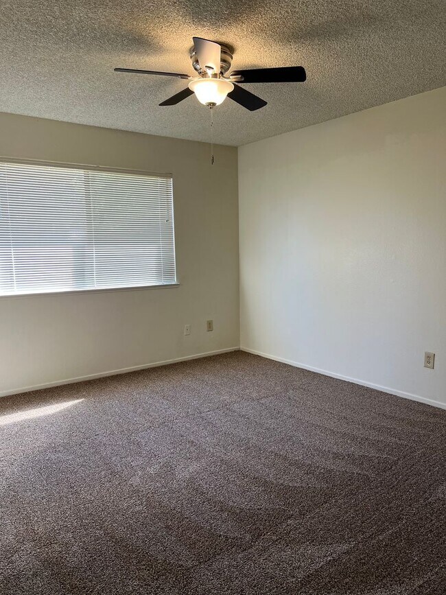 Building Photo - NICE 3 BED HOME IN CITRUS HEIGHTS!! HUGE YARD!!