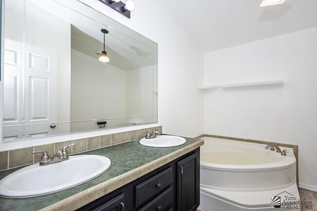 Building Photo - 10439 E 37th St