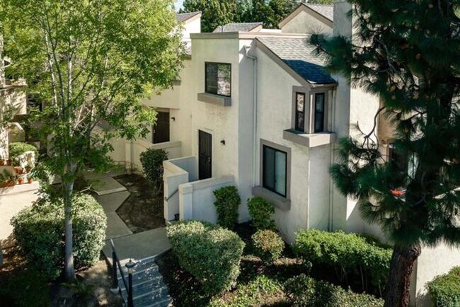 Building Photo - Beautifully Furnished 2 Bed/2.5 Bath Townhome in the Desirable Woodlands of La Jolla