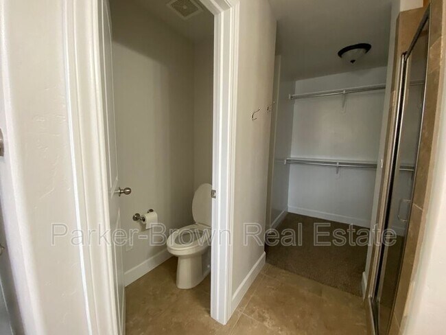 Building Photo - 5561 W Pkwy W