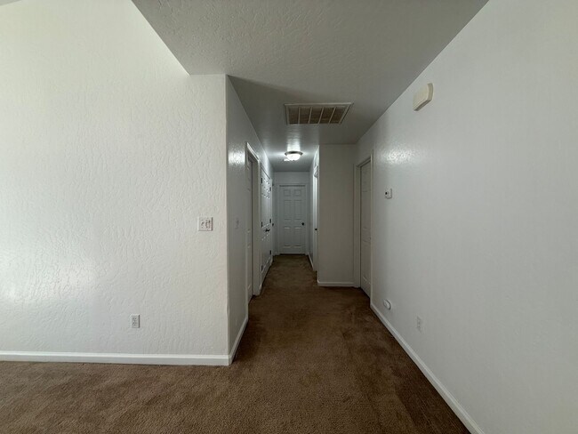 Building Photo - 3-bedrooms and two bathrooms home located in Visalia, CA