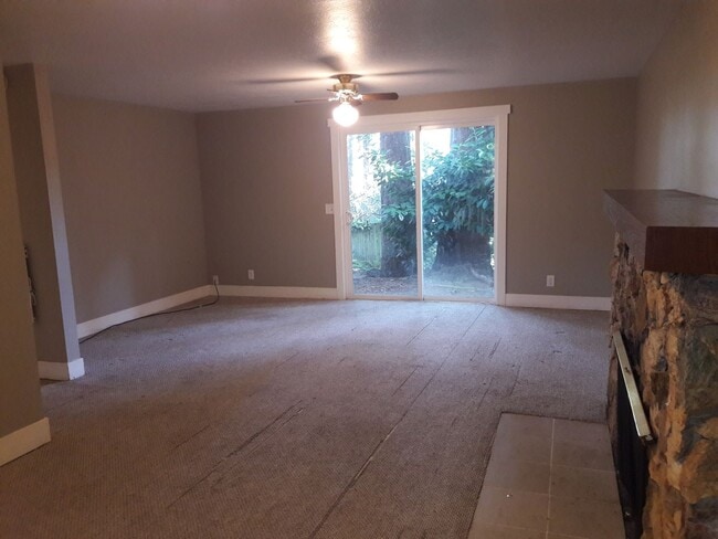 Building Photo - 4 Bedroom 3 Bathroom South Hills home Near...