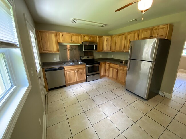 Building Photo - 2/1 Duplex off N. Monroe