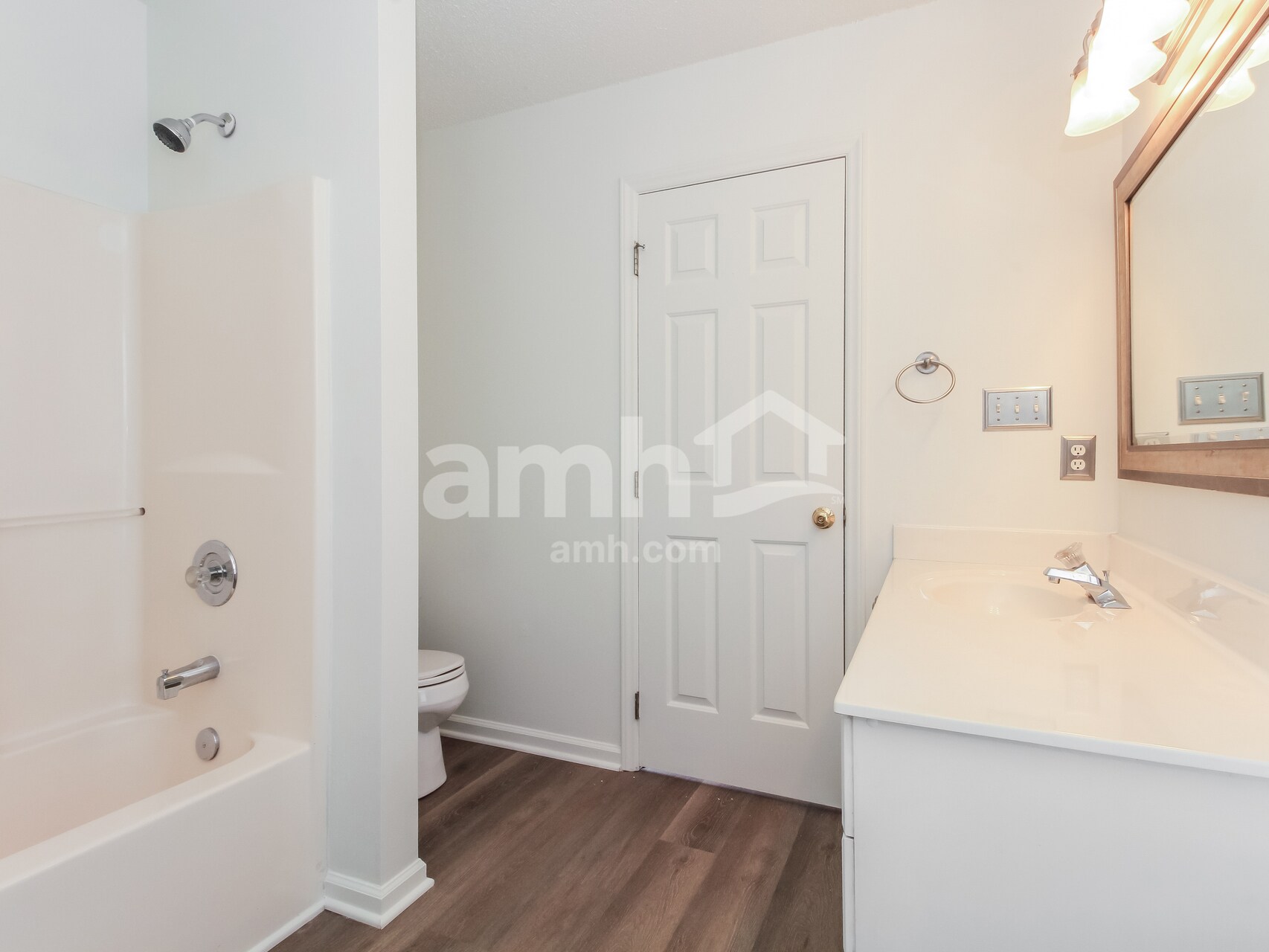 Building Photo - 628 Windsor Dr SE