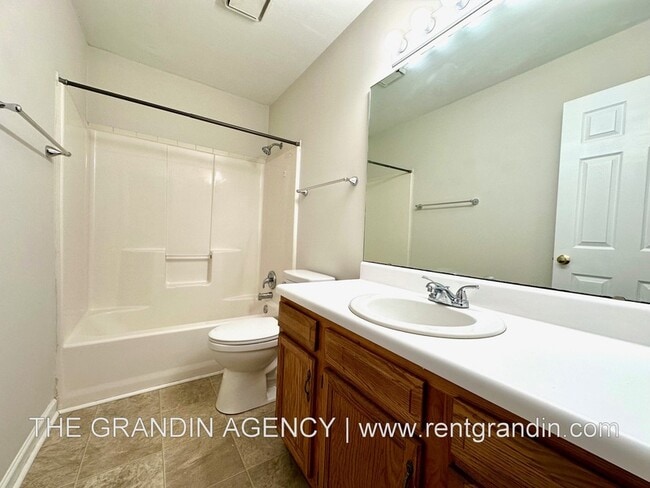 Building Photo - 102 Lakehurst Ave