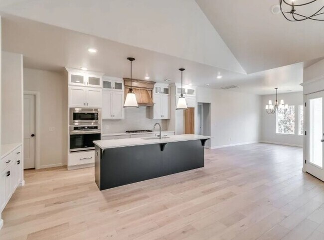 Building Photo - Model Home in East Edmond + 3 bedrooms + B...