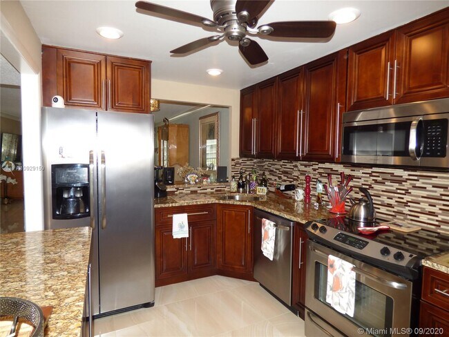 Building Photo - 1523 E Hillsboro Blvd