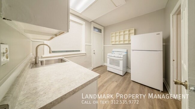 Building Photo - 2132 W Haddon-Unit 1