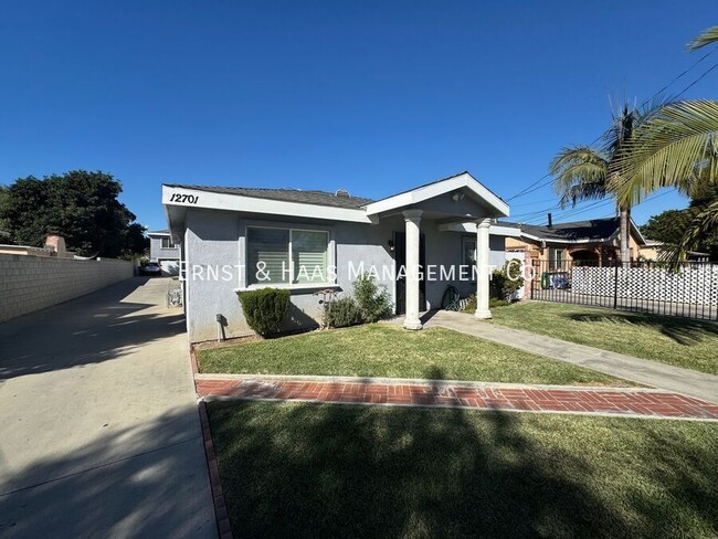 Building Photo - Lovely 2 Bedroom 2 Bath Front Home in Lynw...