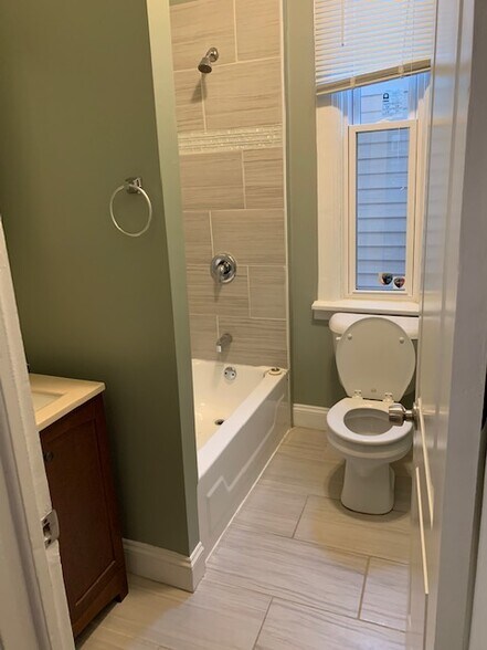 Building Photo - 2245 W Shakespeare Ave