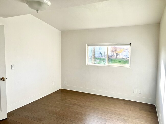 Building Photo - 272 E 200 S