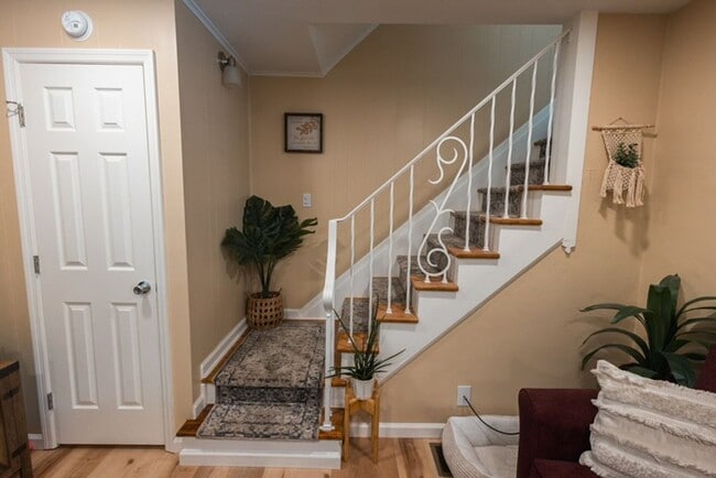 Building Photo - Remodeled 2BR House