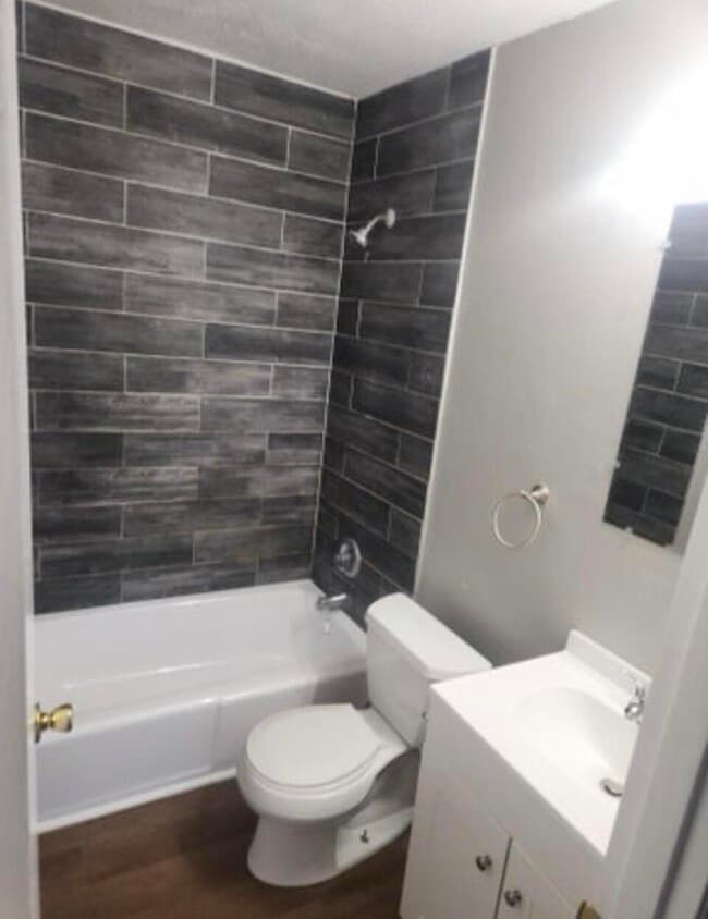 Building Photo - 1208 Venetian Cir