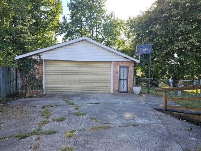 Building Photo - Spacious 3 Bedroom, 1.5 Bath House with Detached Garage