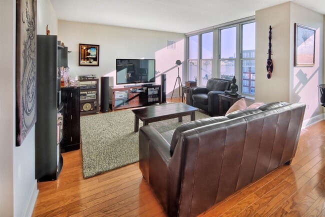 Building Photo - 1125 Maxwell Ln