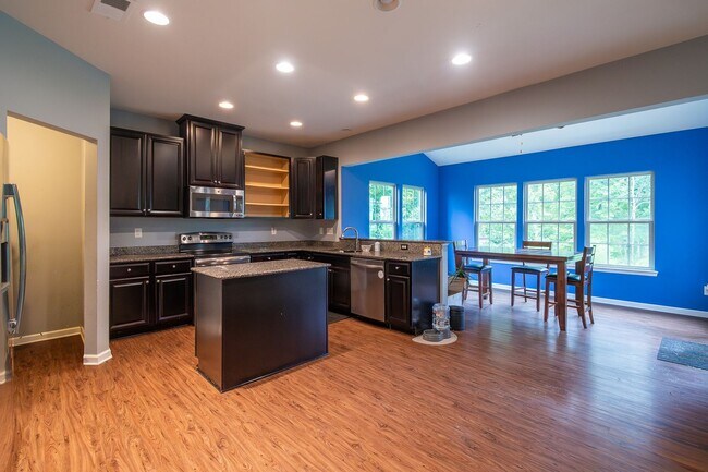 Building Photo - Spacious 4-Bedroom Home with Sunroom, Deck...
