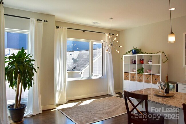 Building Photo - 916 Westbrook Dr