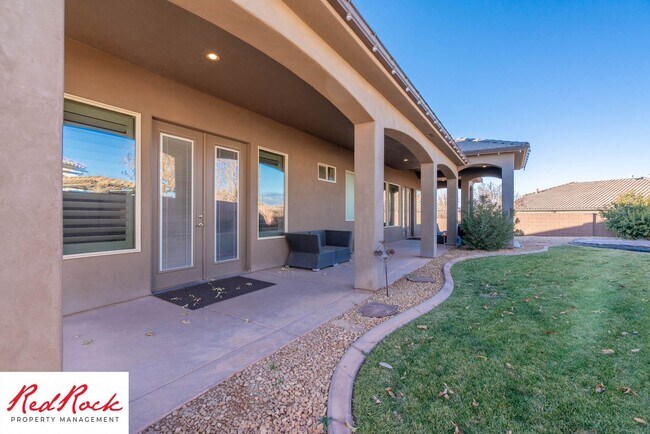Building Photo - Stunning 2 Bedroom Fully Furnished Home. Community Pool & Mini Golf!