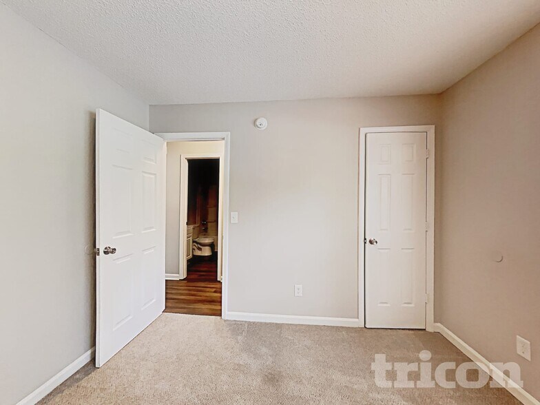 Building Photo - 111 Sweet Thorne Rd