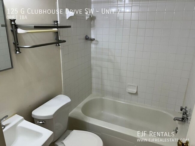 Building Photo - 125 Clubhouse Dr SW