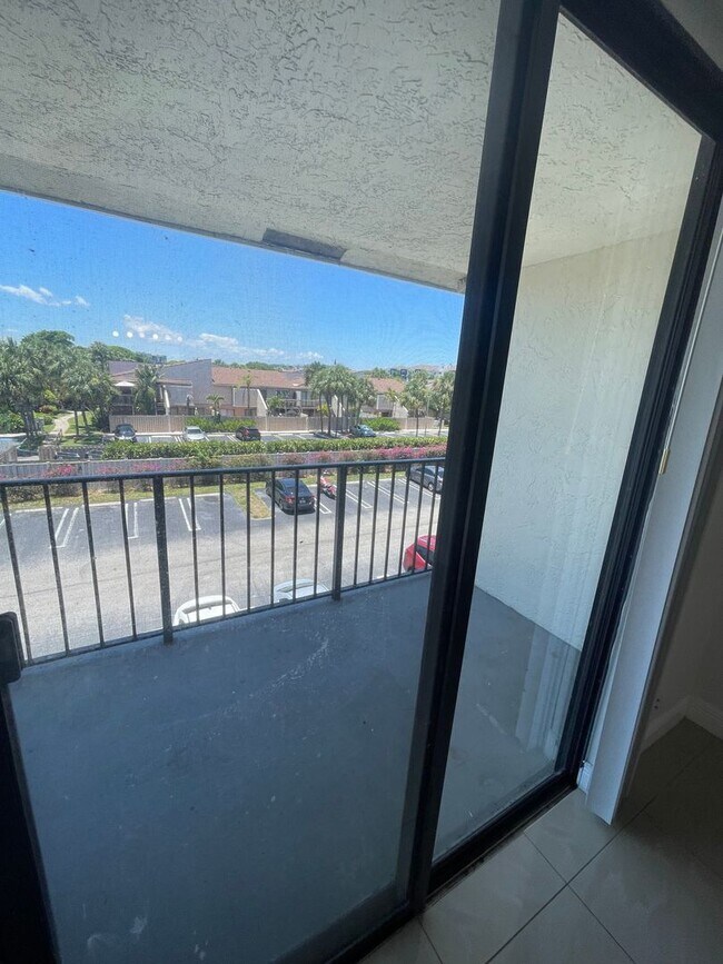 Building Photo - 708 Executive Center Dr