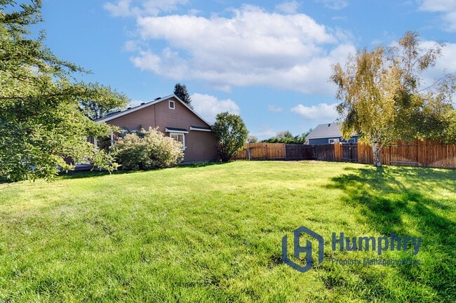 Building Photo - Charming home minutes from Settler's Park