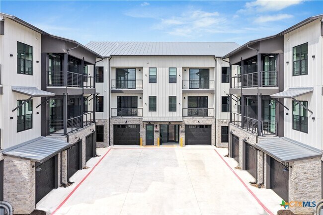 Building Photo - 634 Central Pkwy