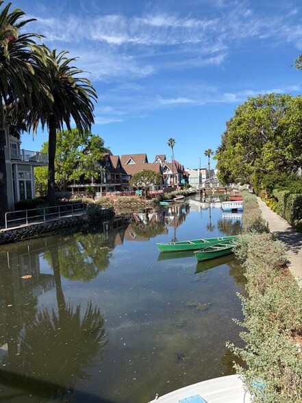 Building Photo - 2425 Ocean Ave