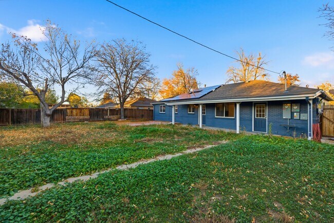 Building Photo - Beautiful 3-Bedroom, 2 Bath Home With Grea...