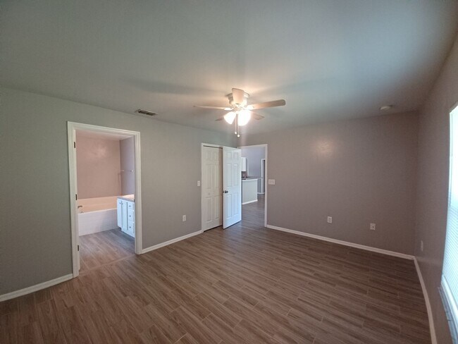 Building Photo - 2720 Soaring Hawk Dr